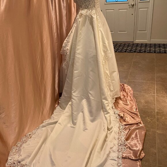 🔥Mystery 3 pc sale incl ornate rectangular trane Gown Ivory w Lace or table top - Picture 2 of 6